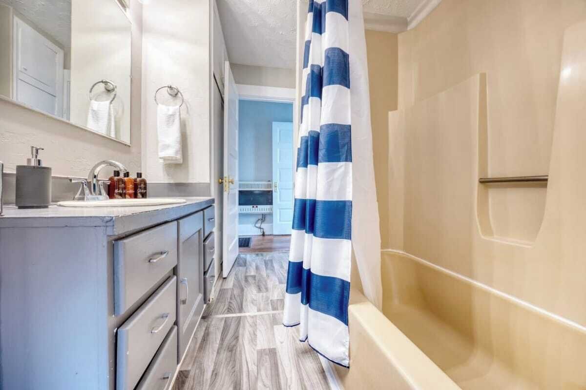Shower, hair dryer, towels, shampoo