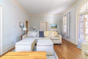 Un salon comprenant un canapé, une table basse et une porte.