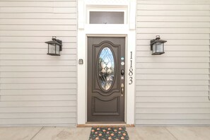Exterior detail - Ultimate Group Stay with Private Pool: Sleeps 18 Near Riverwalk (Columbus)