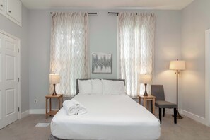 4 bedrooms, iron/ironing board, travel cot, WiFi - Ultimate Group Stay with Private Pool: Sleeps 18 Near Riverwalk (Columbus)