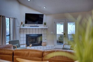 TV, offices - Near the Hospital and Dining - Sunrise Knoll Stay (Columbus)