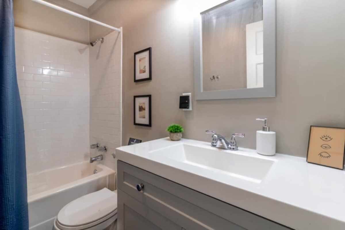 Shower, hair dryer, towels, shampoo