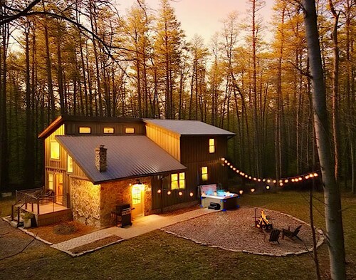 Secluded 4 bedroom Cottage with hot tub & wood burning fire pit