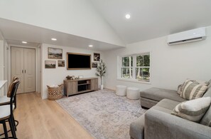 Living area - Secluded 4 bedroom Cottage with hot tub & wood burning fire pit (Loysville)