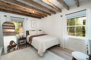 Room - Secluded 4 bedroom Cottage with hot tub & wood burning fire pit (Loysville)