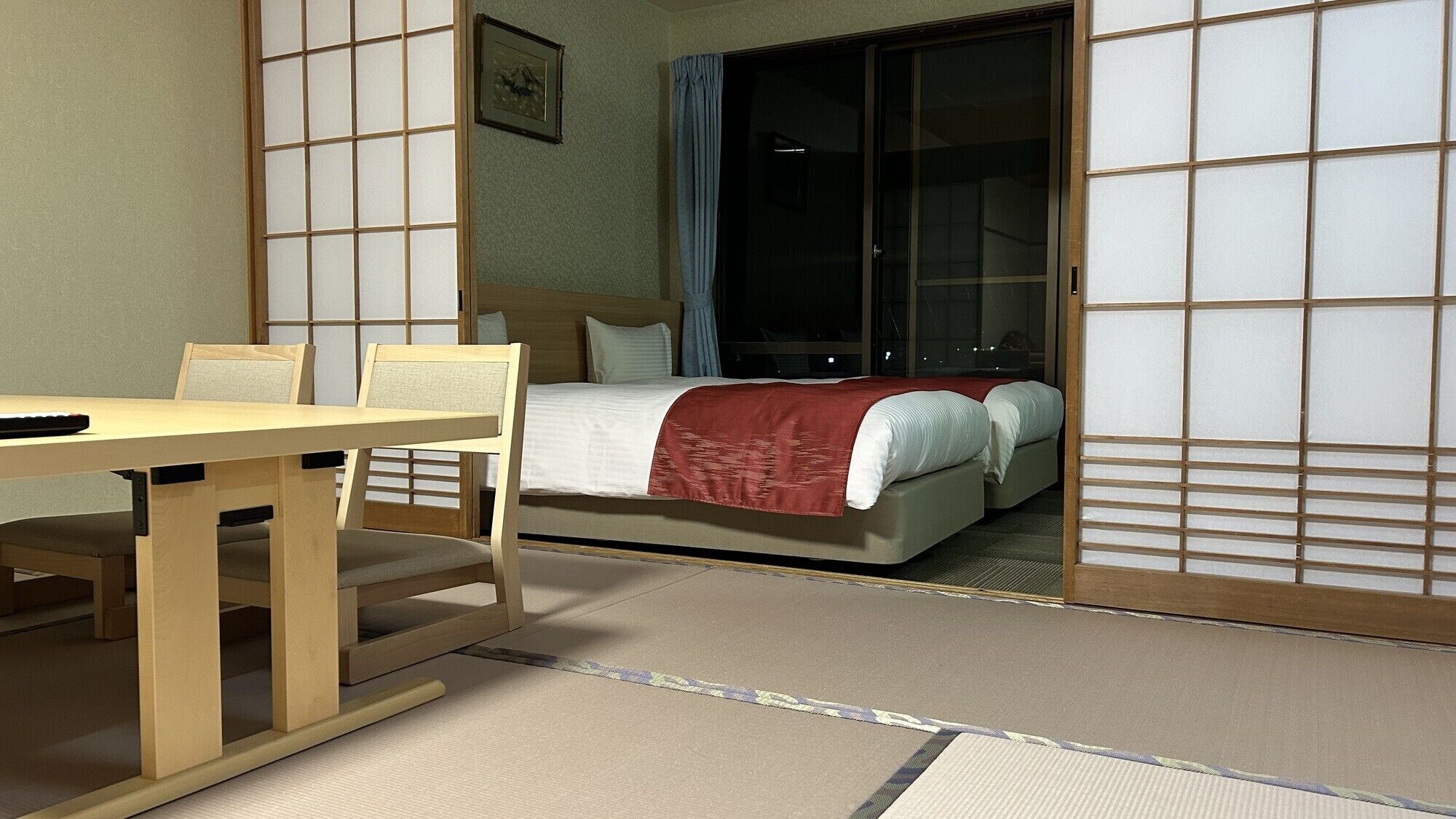 Ein Hotelzimmer mit Bett, Schreibtisch und Stuhl.