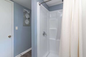 Shower, hair dryer, towels, shampoo - Large Yard with Treehouse! Tri-Level Retreat (Columbus)