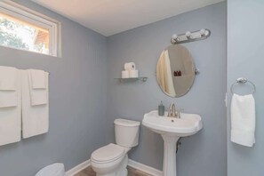 Douche, sèche-cheveux, serviettes fournies, shampoing
