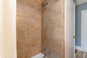 Douche, sèche-cheveux, serviettes fournies, shampoing