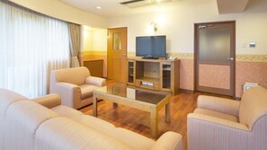 Living area - Izukogen Wanwan Paradice Hotel (Ito)