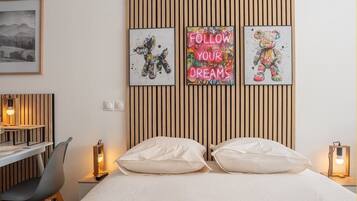 Iron/ironing board, bed sheets