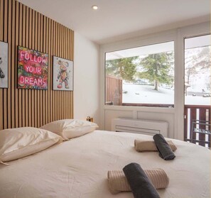Tabla de planchar con plancha y ropa de cama 