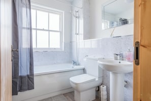 Haartrockner, Handtücher, Seife, Toilettenpapier