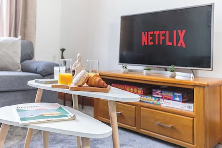 Living area. Manchester Retreat-Free Parking, Sleeps 5, Etihad/Co-op Live