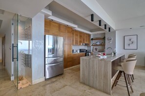 Coffee/tea maker, fridge, microwave, oven - ®{Costa~Sol~Views} @JuanDolio +Pool+Beachfront (Playa Juan Dolio)