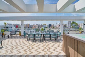 A rooftop terrace with a city view, outdoor seating, and a pool area. - ® 2BR{Ajega~Views} @Downtown SDQ +Pool+Gym (Santo Domingo)