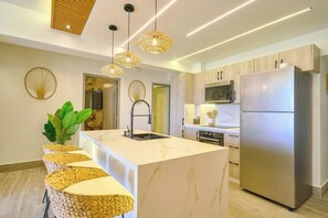 Fridge, microwave, oven, stovetop - ®{3BR~Coral*Cliffs~Views} @JuanDolio + Pool + Gym (Juan Dolio)