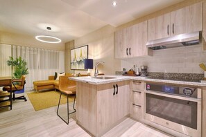 Fridge, microwave, coffee/tea maker, toaster - ®{Coral*Cliffs~Executive} @JuanDolio + Pool + Gym (Juan Dolio)