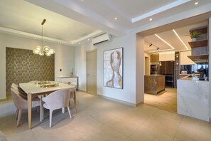 Un interno moderno con zona pranzo, cucina e soggiorno.