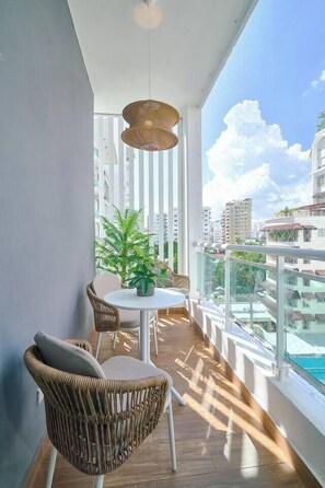 Outdoor dining - ®(The~LUX~Natural~Art) @DowntownSD +Pool+Gym+2BR (Santo Domingo)