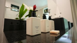 Chambre double, vue sur le jardin | Commodités de la salle de bain