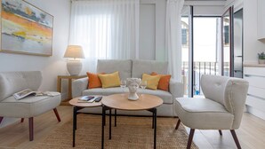 A modern living room with a sofa, armchairs, a coffee table, and a lamp. - Genteel Home Almanzor (Cordoba)