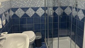 A bathroom with a shower, sink, and toilet. - Paguro Beach Hotel  (Siculiana Marina)