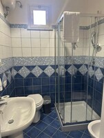 Ducha, artículos de tocador gratuitos, secador de pelo, toallas