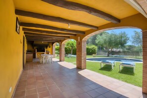 Outdoor dining - Villa els ocells – House in a Peaceful Setting with Pool and Beautiful Garden (Calonge)
