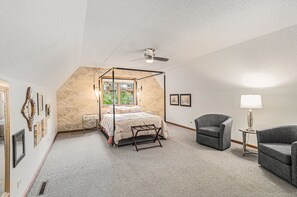 3 bedrooms, desk, iron/ironing board, free WiFi - Corky's Cottage-  A-frame retreat on White Lake Waterfront (Montague)
