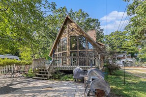 Terrace/patio - Corky's Cottage-  A-frame retreat on White Lake Waterfront (Montague)
