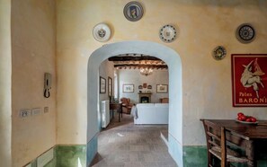 المنشأة من الداخل