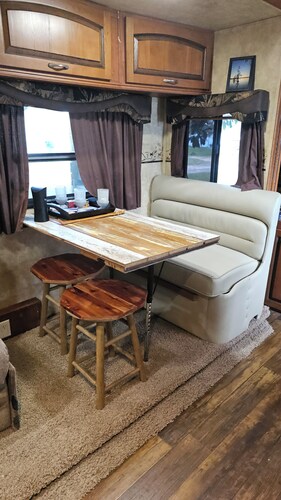 Quaint 2-bedroom recreational vehicle with AC in DeRidder