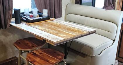 Quaint 2-bedroom recreational vehicle with AC in DeRidder