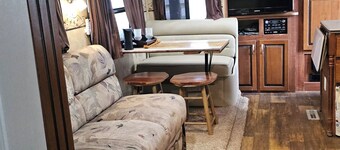 Quaint 2-bedroom recreational vehicle with AC in DeRidder