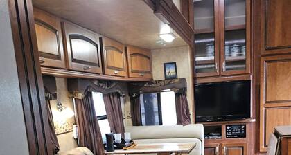 Quaint 2-bedroom recreational vehicle with AC in DeRidder