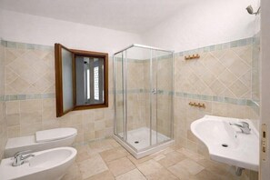 Shower, hair dryer, bidet - Residence Abbaechelu Santa Margherita (Pula (CA))