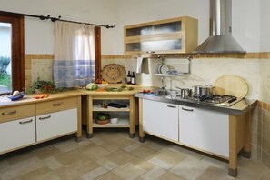 Fridge, stovetop, dishwasher, toaster - Abbaechelu to Santa Margherita Pula (Pula (CA))