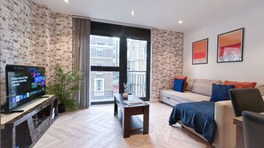 Living area - Furnished Apt near Tower Bridge & Aldgate Station (London)