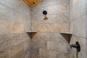 Douche, sèche-cheveux, serviettes fournies