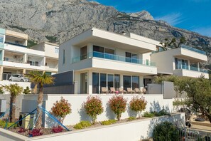 Exterior - Exclusive Penthouse Sara with 3 Bedrooms, Sea View, Hot Tub & Modern Luxury (Makarska)