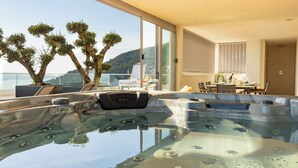 Un área de spa con hidromasaje, asientos y vistas al mar.