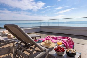 Property grounds - Exclusive Penthouse Sara with 3 Bedrooms, Sea View, Hot Tub & Modern Luxury (Makarska)