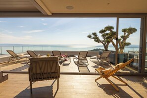 Terrace/patio - Exclusive Penthouse Sara with 3 Bedrooms, Sea View, Hot Tub & Modern Luxury (Makarska)