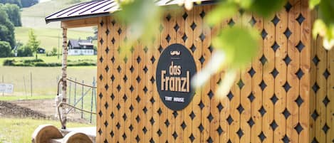 Una estructura de madera con un letrero que dice 'das Franzl Tiny House'.