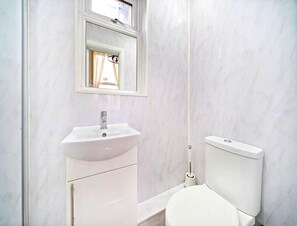 Bathroom - Modern 1BR Apartment in Greater London (London)