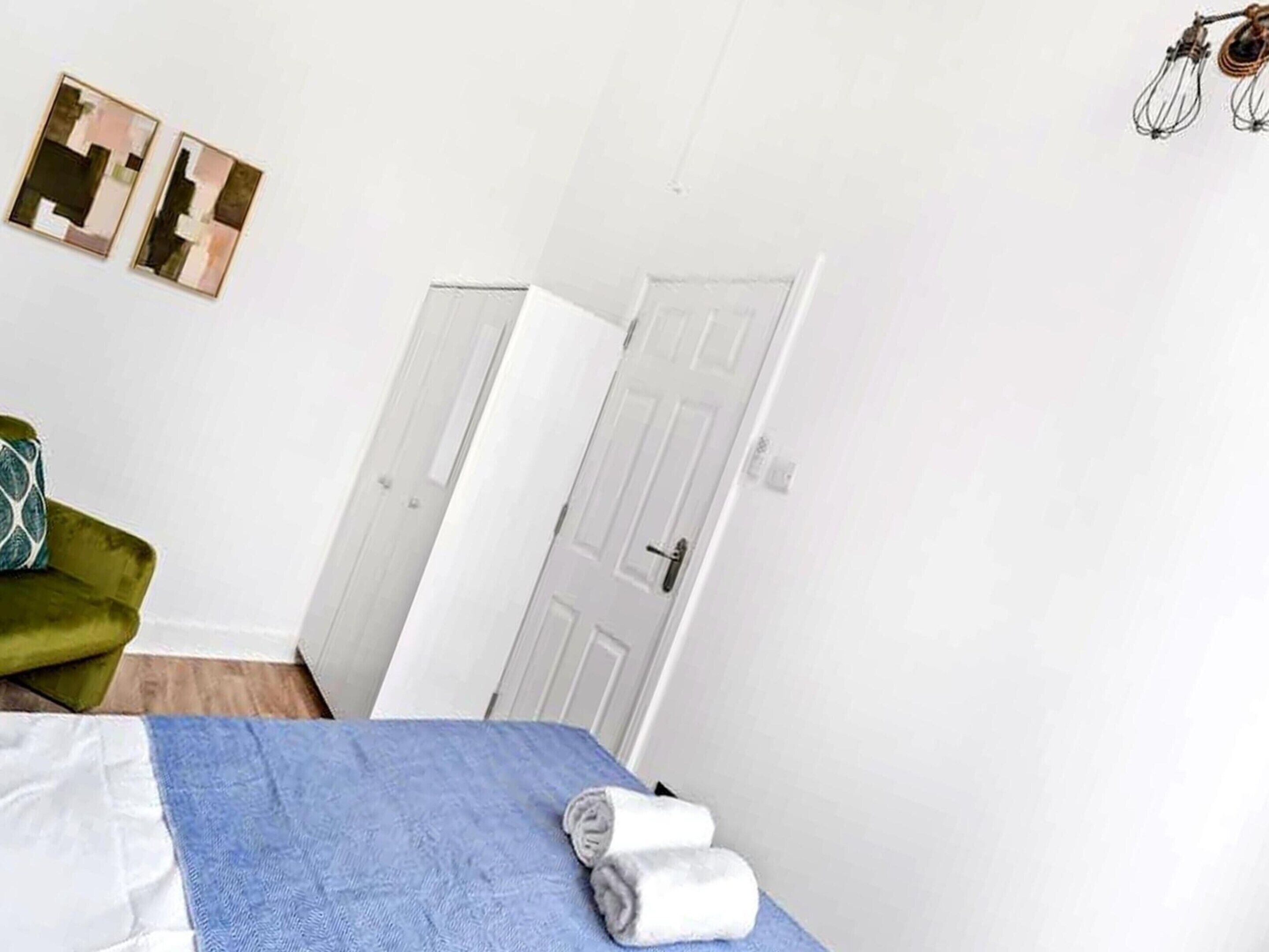 2 bedrooms, iron/ironing board, bed sheets
