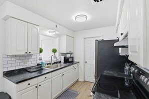 Private kitchen - Citrus County Home - Rivers, Golf, Manatees (Beverly Hills)