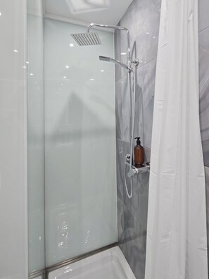 Shower, hair dryer, towels, soap - Close to Promenade 2 bedroom modern apartment with nice yard, Family Friendly (San Pawl il-Baħar)