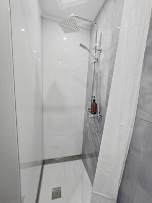 Shower, hair dryer, towels, soap - Close to Promenade 2 bedroom modern apartment with nice yard, Family Friendly (San Pawl il-Baħar)